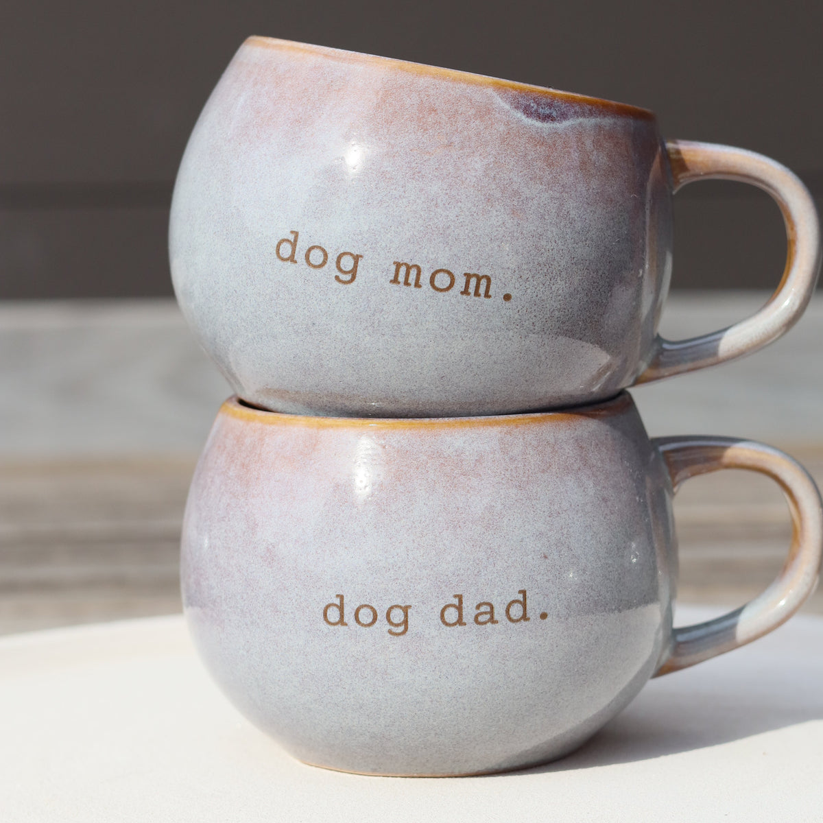 Dog Mom & Dog Dad Tasse – gravierte Steingut-Tasse für Hundeliebhaber | 350 ml