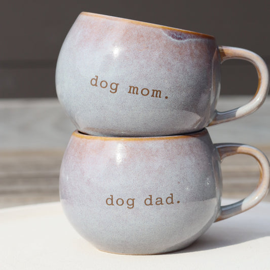 Dog Mom & Dog Dad Tasse – gravierte Steingut-Tasse für Hundeliebhaber | 350 ml