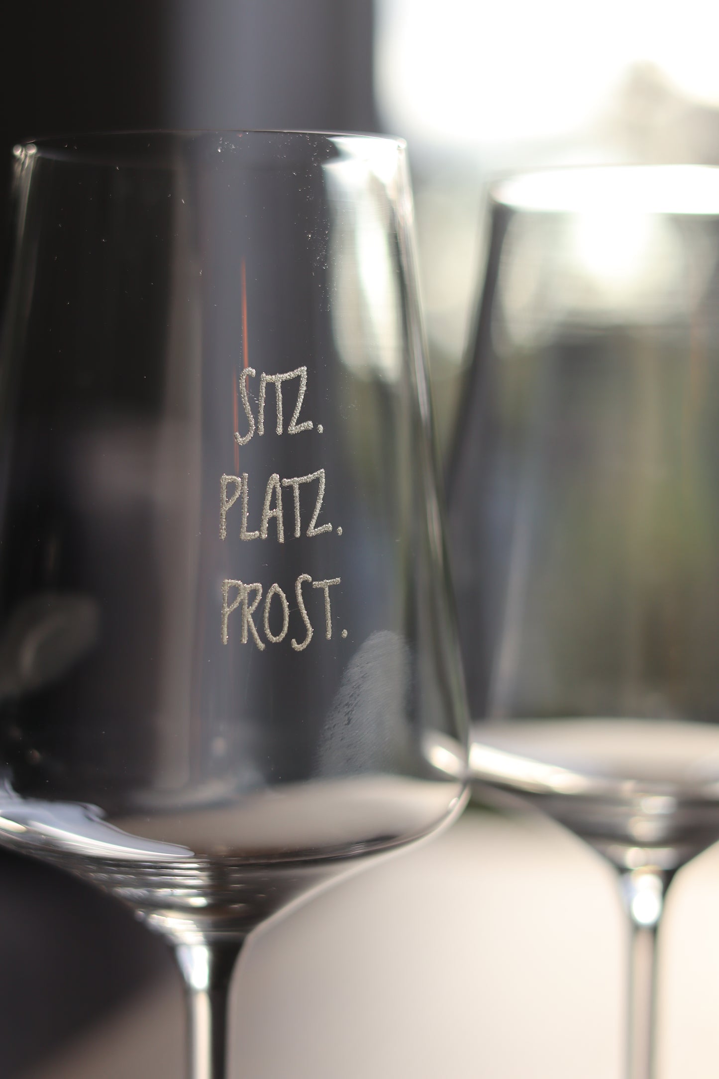 Weinglas „Sitz. Platz. Prost.“