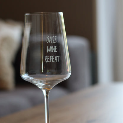 Weinglas „Gassi. Wein. Repeat.“